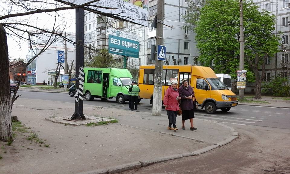 У Миколаєві жінка спровокувала зіткнення двох маршруток - фото 2