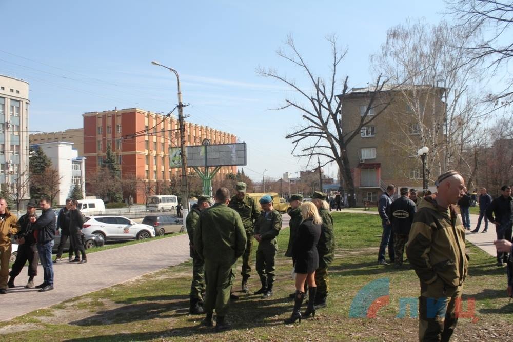 Як у Луганську захват СБУ святкували: бойовики-алконавти, їжа на лавках (ФОТО)  - фото 5
