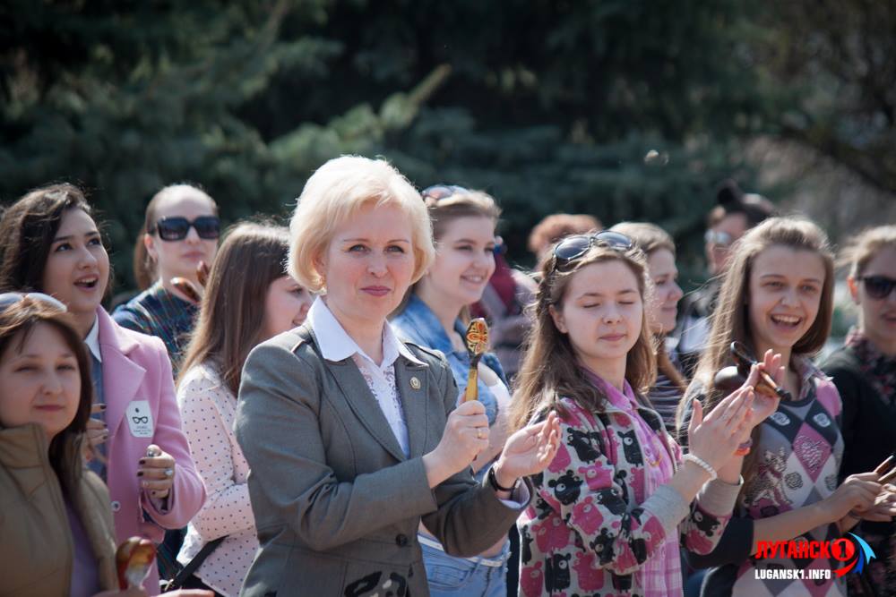 Укропам на заздрість: в Луганську натовп студентів на ложках виконав "Калинку-Малинку" (ФОТО) - фото 3
