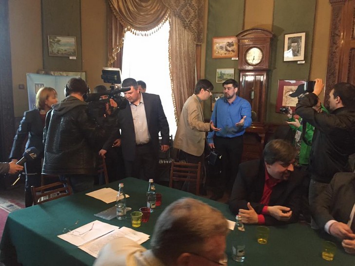Одеські "правосеки" зірвали прес-конференцію за "Порто-франко" - фото 2