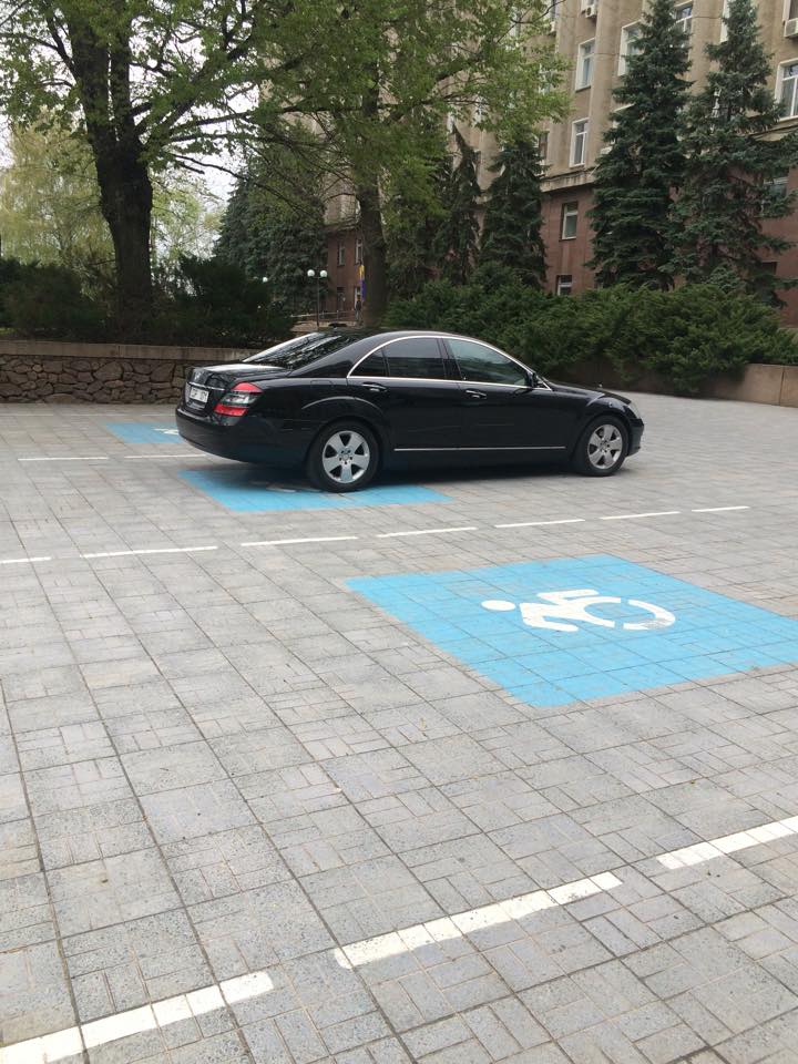 У Миколаєві дипломати з Таджикістану припаркувались на місцях для інвалідів - фото 1