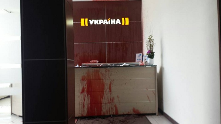 Приймальну телеканалу Ахметова залили кров'ю за серіал про 