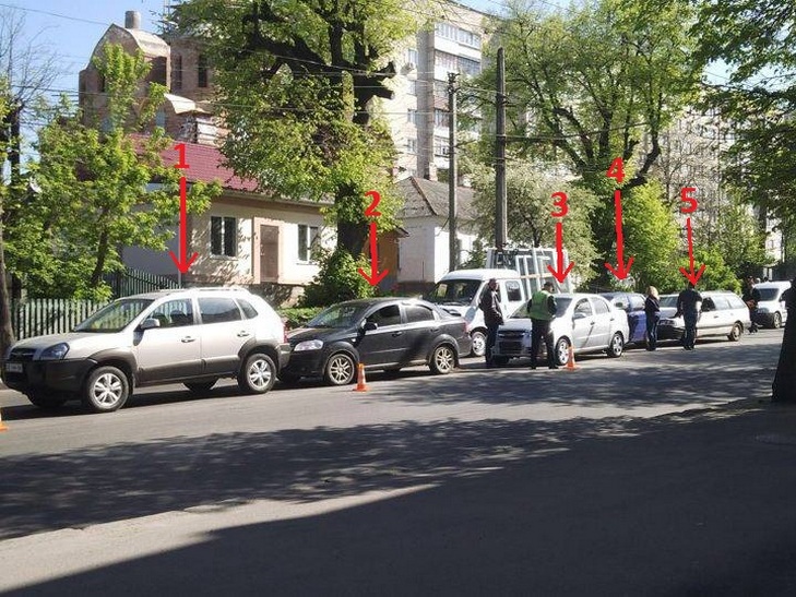 У Вінниці в аварію потрапили одразу 5 автівок - фото 1