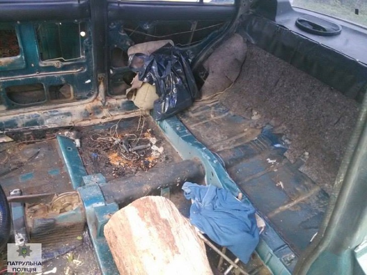 У Івано-Франківську поліція затримала п'яного водія за кермом дерев'яної колоди - фото 3