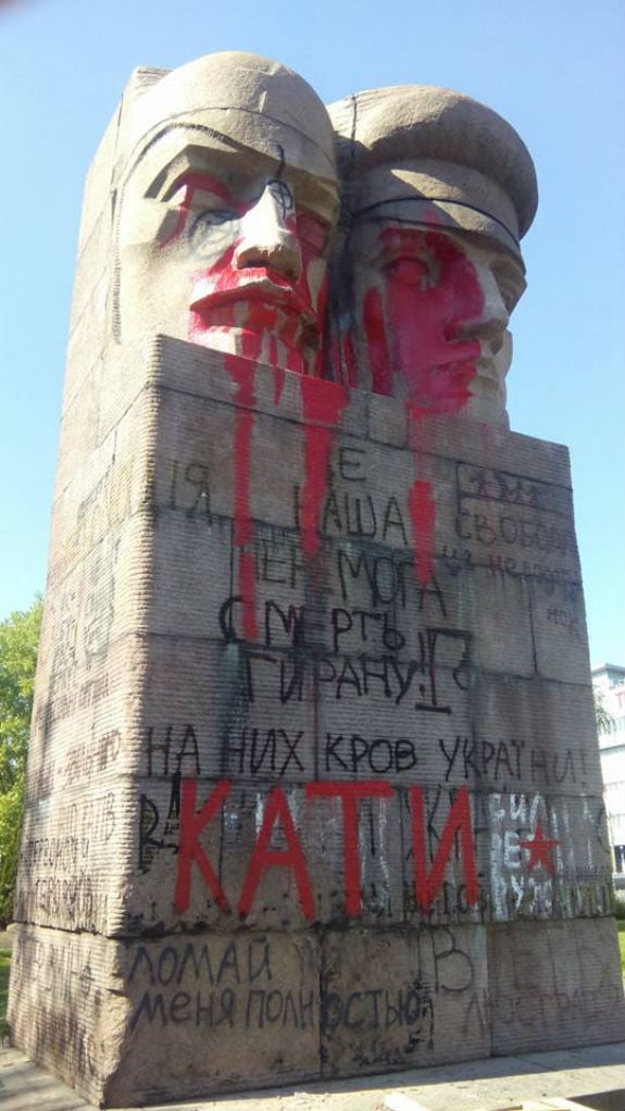 Як у Києві зносять пам'ятник чекістам (ОНОВЛЕНО)  - фото 2