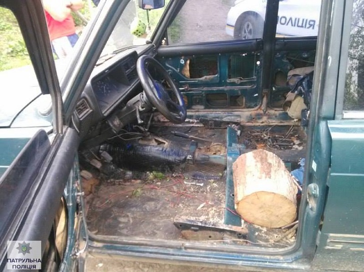 У Івано-Франківську поліція затримала п'яного водія за кермом дерев'яної колоди - фото 1