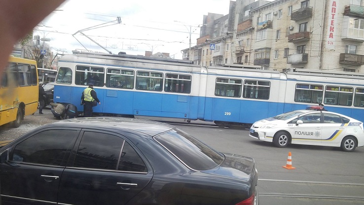 На Коцюбинського трамвай перекрив рух транспорту - фото 1