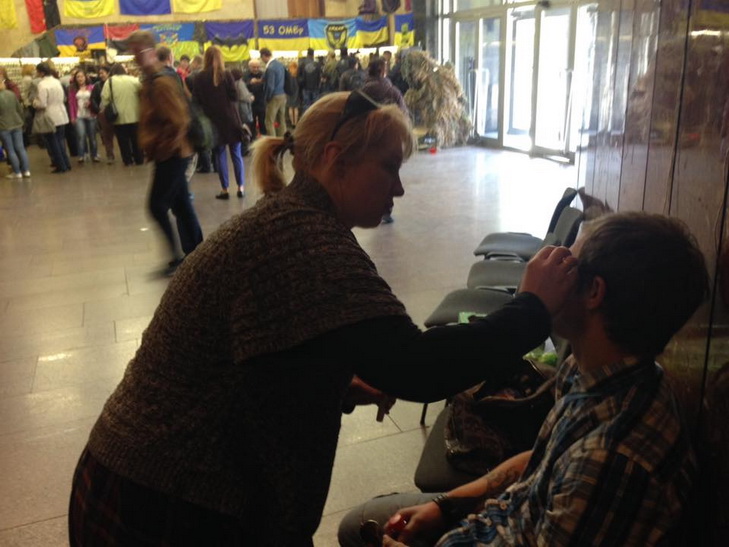Дніпропетровські волонтери на виставці доставали осколки з голови екс-бійця Зінкевич - фото 1