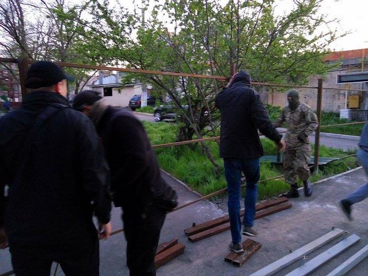 В Одесі "правосеки" зносять незаконний паркан забудовників у сквері - фото 6