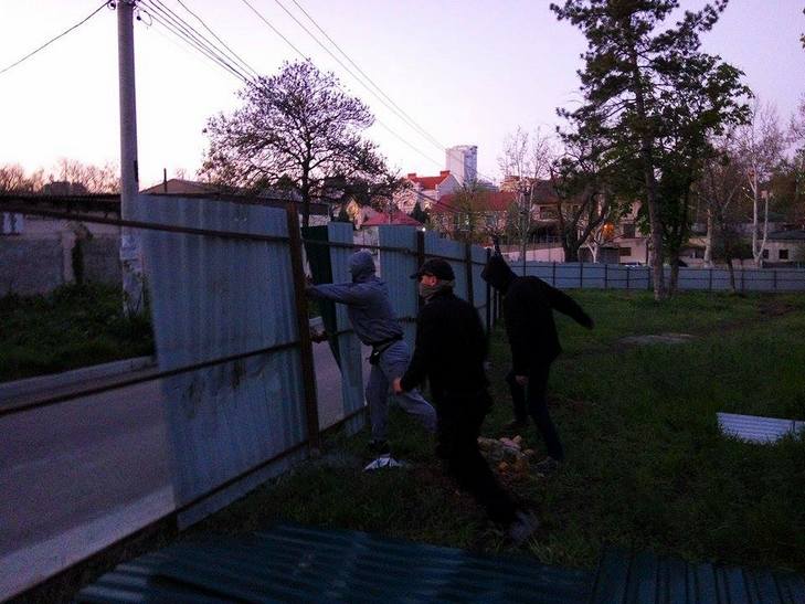 В Одесі "правосеки" зносять незаконний паркан забудовників у сквері - фото 8