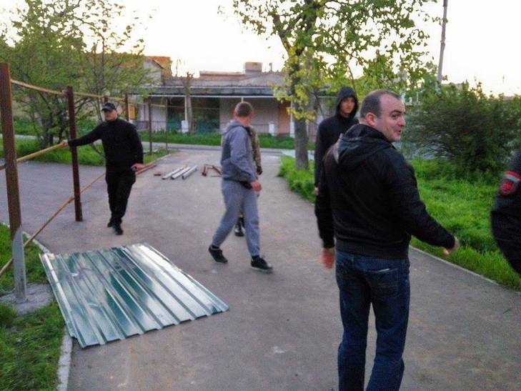 В Одесі "правосеки" зносять незаконний паркан забудовників у сквері - фото 3