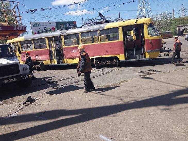 ДТП в Одесі за участю трамвая. Є постраждалі - фото 2