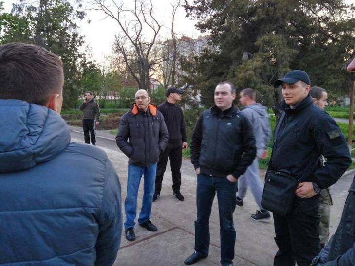 В Одесі "правосеки" зносять незаконний паркан забудовників у сквері - фото 4