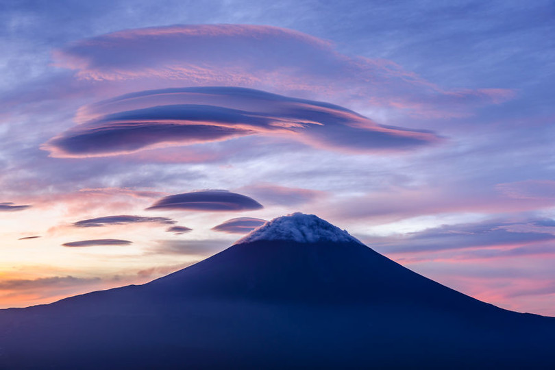 Японський фотограф засняв "інопланетні" хмари над Фудзіямою (ФОТО) - фото 1