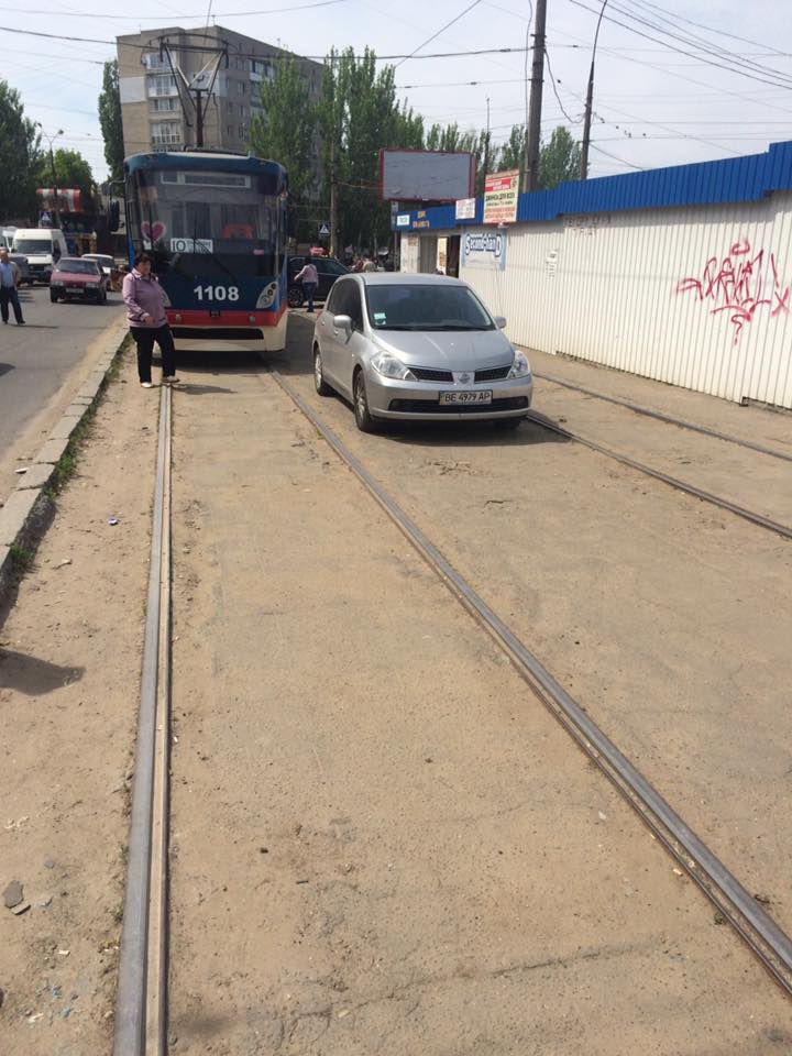 У Миколаєві черговий автохам перегородив рух трамваю