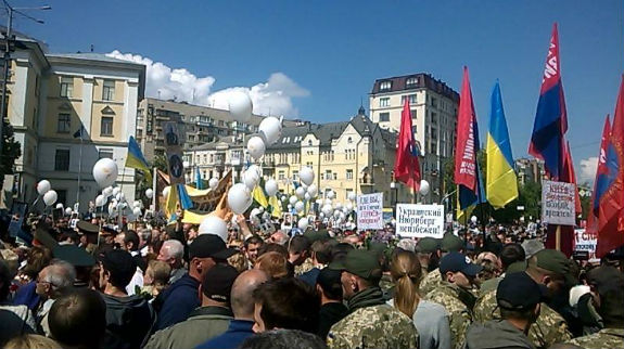 Учасники проросійської ходи у центрі Києва влаштували комуністичний шабаш - фото 1