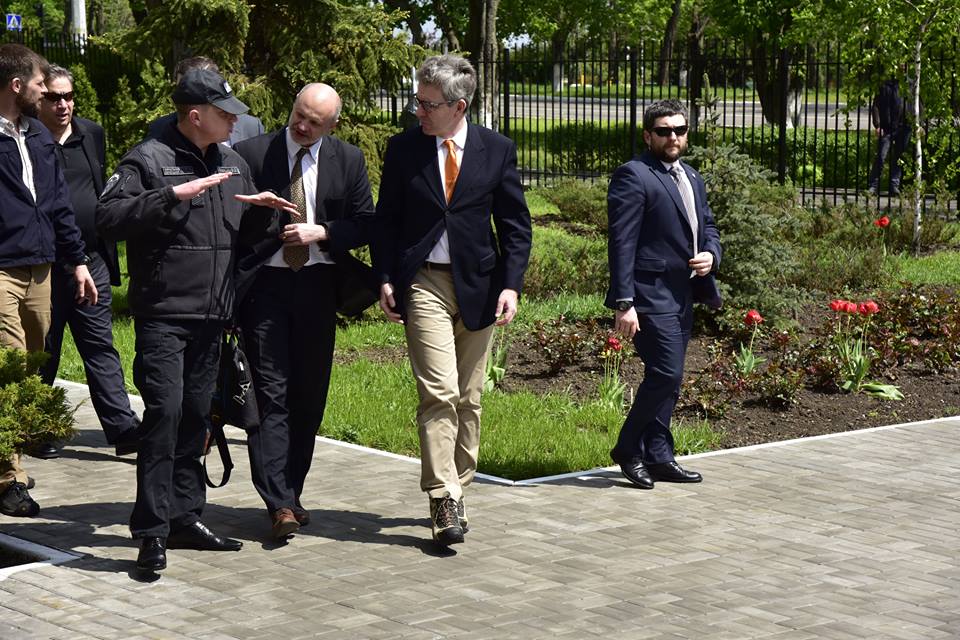 Посол США в Україні приїхав до Маріуполя в краватці ФК "Шахтар" (ФОТО) - фото 4