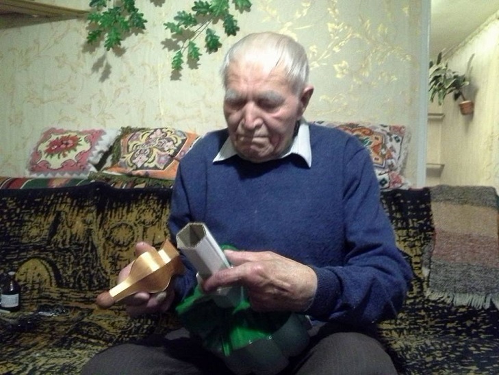 Пляшки. коробки, храми. Як 91-річний дідусь роздає віру у перемогу - фото 9