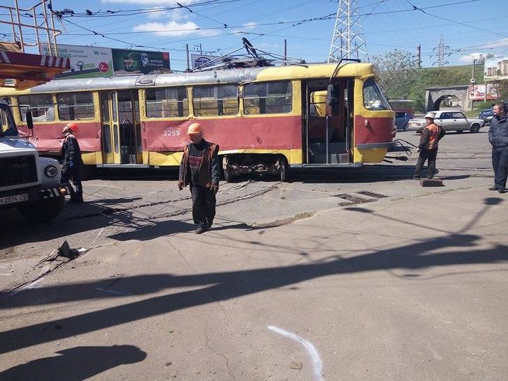 ДТП в Одесі за участю трамвая. Є постраждалі - фото 3