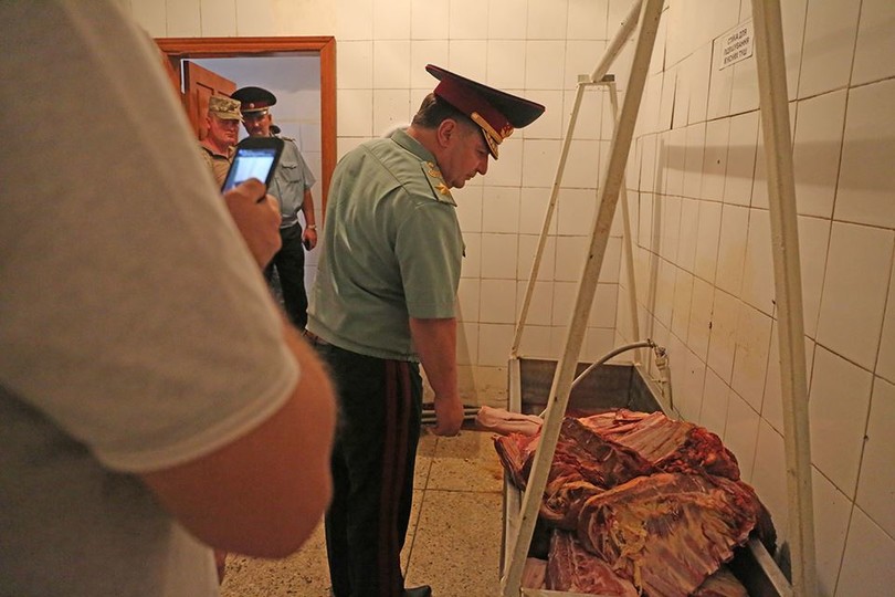Бруд та цвіль: Полторак відвідав солдатські їдальні на Одещині (ФОТО) - фото 4