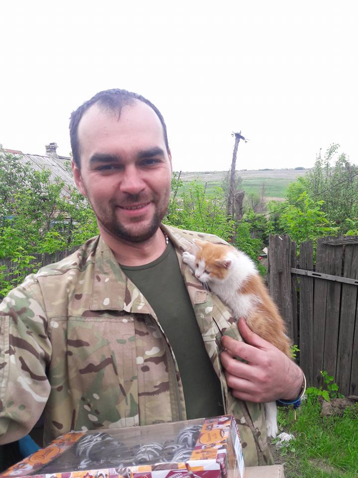Миколаївські волонтери похизувались фото фронтових котів та собак в зоні АТО - фото 9