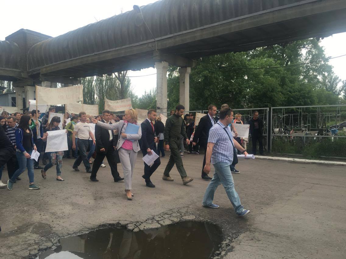 Працівники Слов'янського маслоекстракційного заводу вийшли на мітинг проти дій рейдерів - фото 2