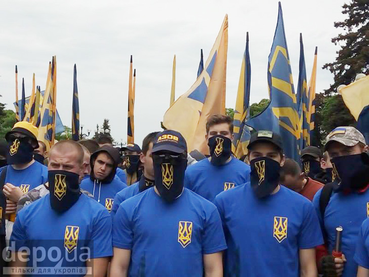Полк "Азов" на марші до Ради (ФОТОРЕПОРТАЖ) - фото 10