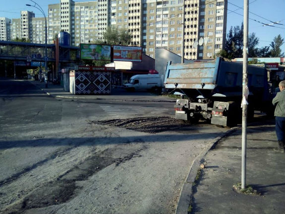 Київ пішов під землю: на проїжджій частині знову провалився асфальт  - фото 2