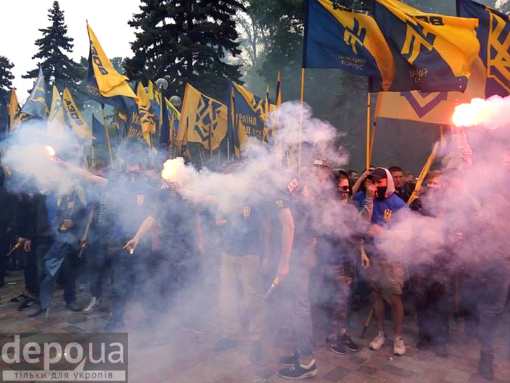 Полк "Азов" на марші до Ради (ФОТОРЕПОРТАЖ) - фото 11