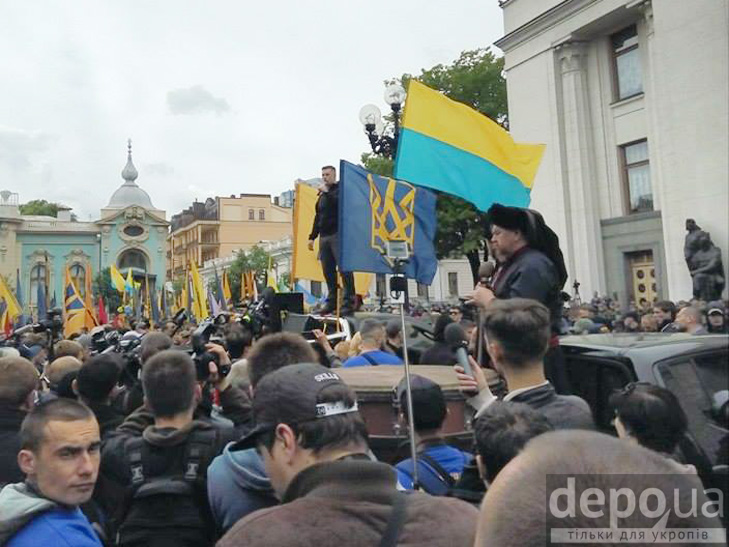 Полк "Азов" на марші до Ради (ФОТОРЕПОРТАЖ) - фото 12