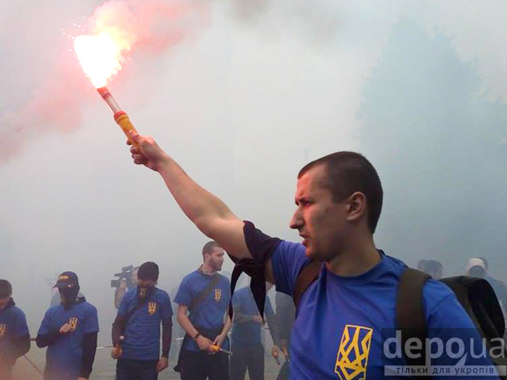 Полк "Азов" на марші до Ради (ФОТОРЕПОРТАЖ) - фото 14
