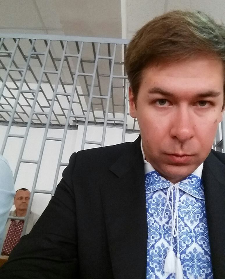 Адвокат Новіков прийшов на суд у справі Килиха та Карпюка у вишиванці - фото 1