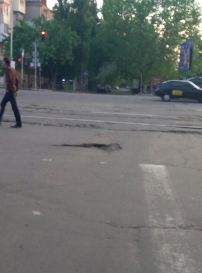 У Миколаєві по дорозі до трьох лікарень з'явилося провалля