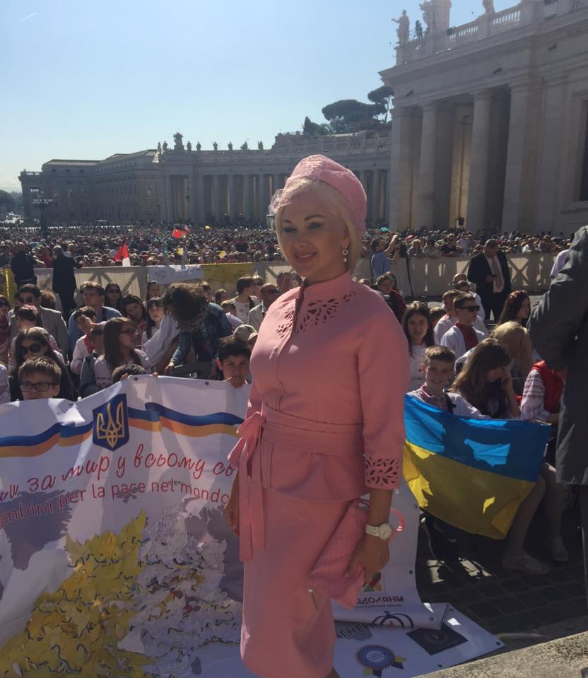 Як Бужинська вся у рожевому возила дітей з Донбасу до Папи Римського - фото 1
