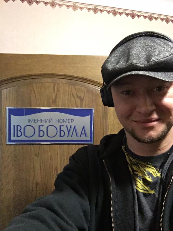 Соліста відомого гурту "Бумбокс" у Чернівцях поселили у номері Іво Бобула - фото 1