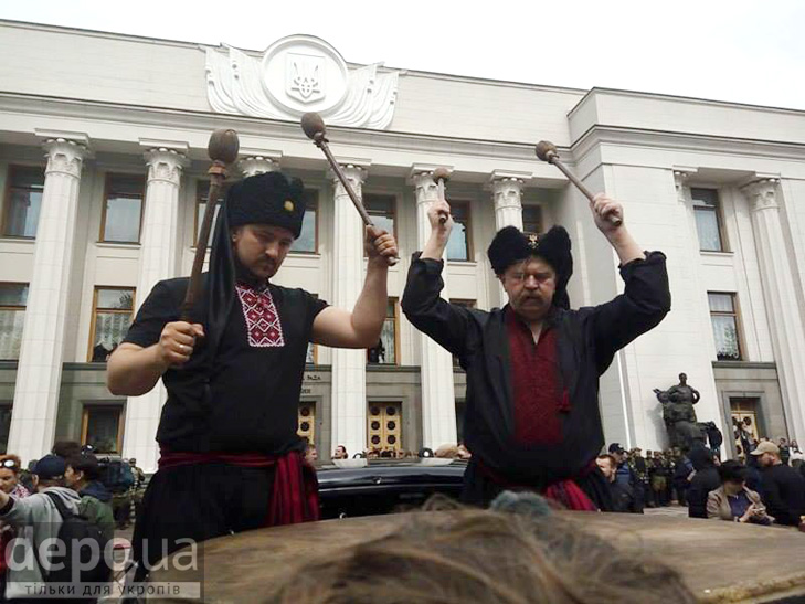Полк "Азов" на марші до Ради (ФОТОРЕПОРТАЖ) - фото 2