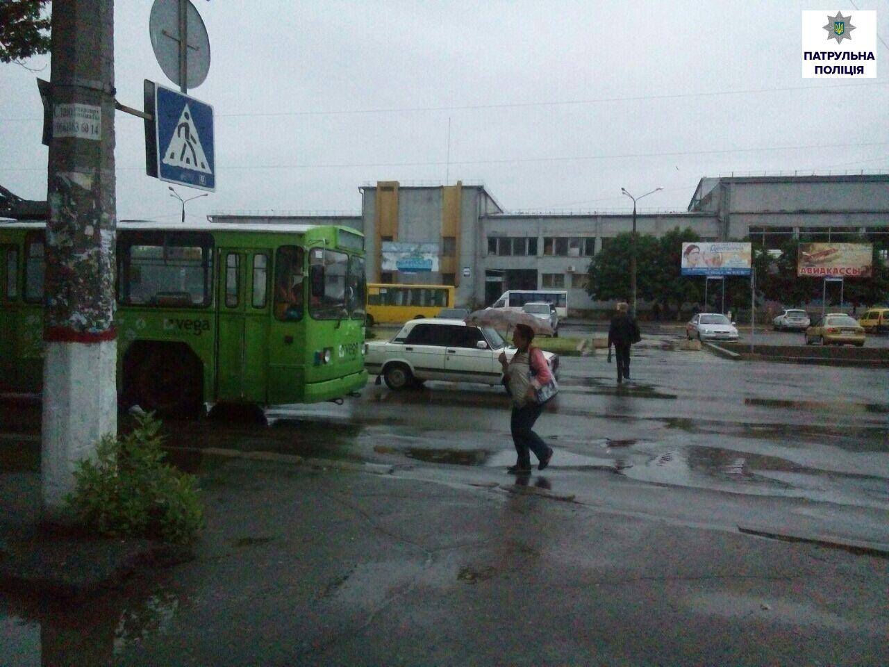 Миколаївці через неправильно встановлену зупинку загрожують потрапити під колеса 