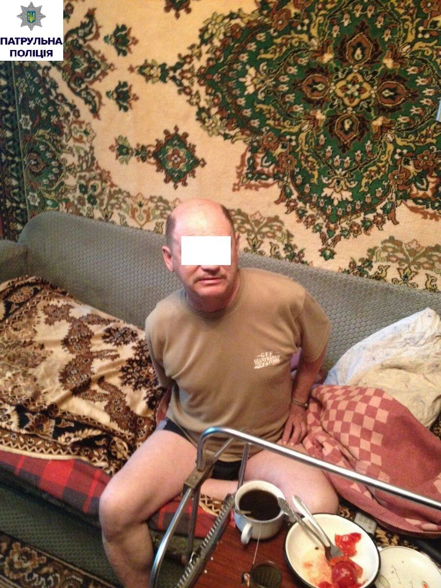 У центрі Миколаєва чоловік погрожував жінці рушницею та бойовими гранатами - фото 1