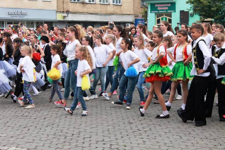 "Па" над парасолями: Як в Ужгороді "добивали" Міжнародний день танцю - фото 6