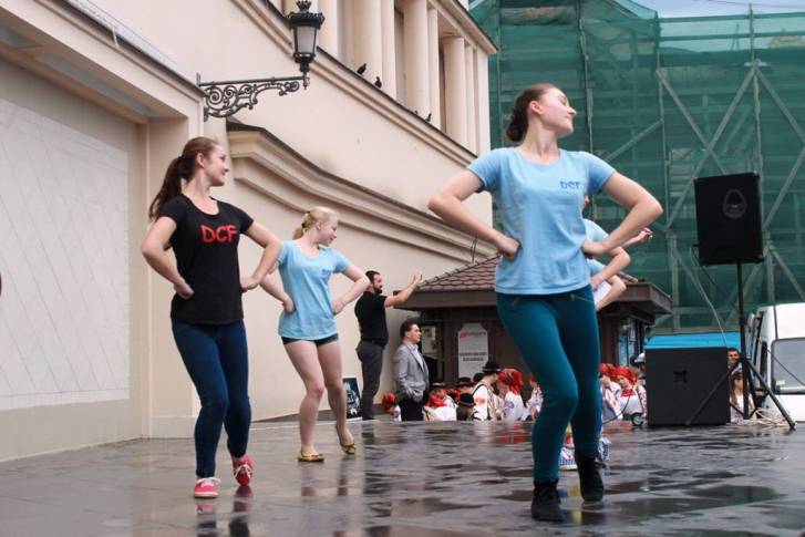"Па" над парасолями: Як в Ужгороді "добивали" Міжнародний день танцю - фото 5