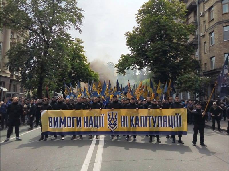 У Києві тисячі "азовців" рушили до Ради. Запалали шини (ХРОНІКА) - фото 1