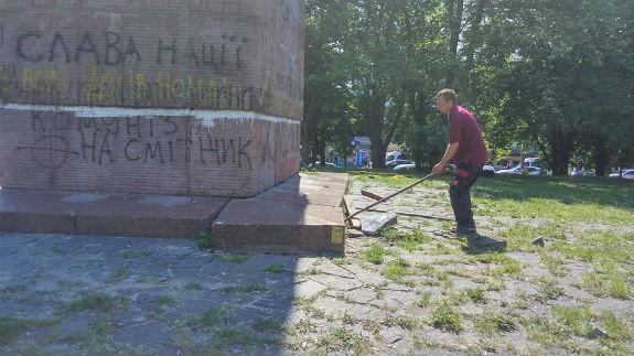 У Києві почали демонтувати пам’ятник Чекістам - фото 1