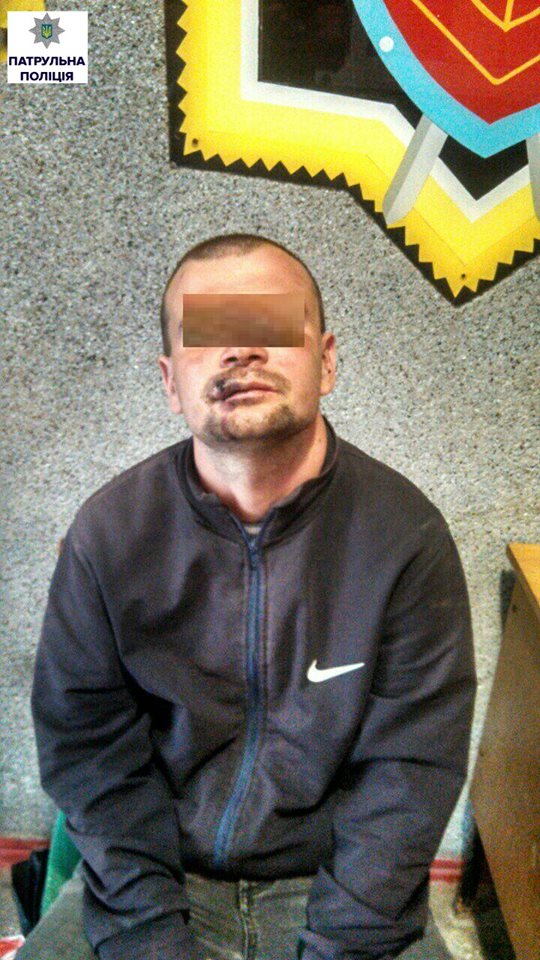 У центрі Миколаєва троє чоловіків пограбували 12-річну дівчинку