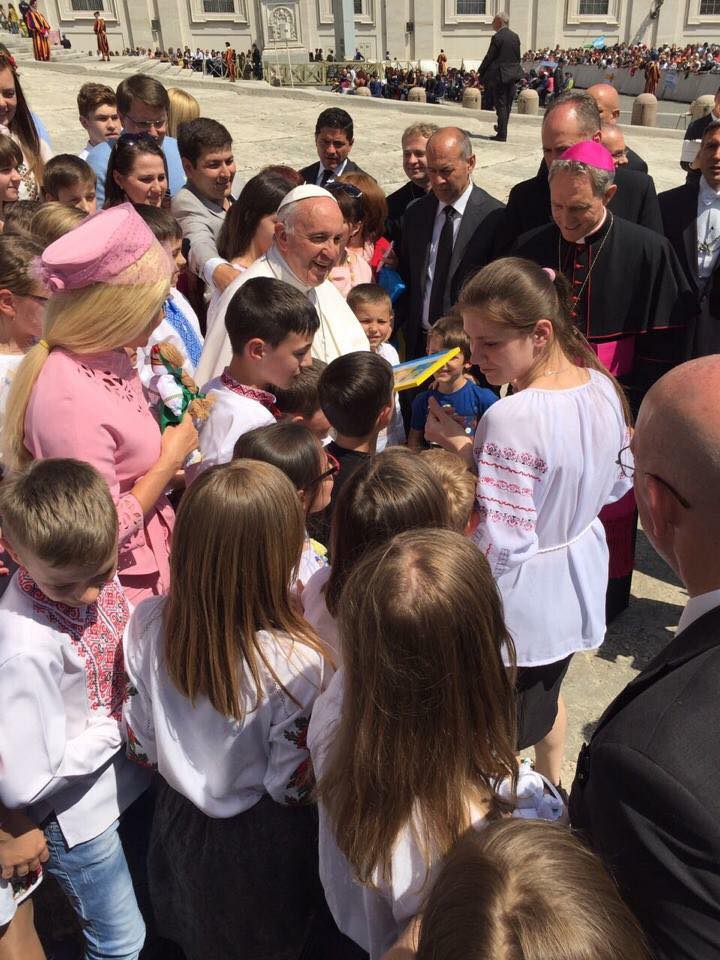 Як Бужинська вся у рожевому возила дітей з Донбасу до Папи Римського - фото 3