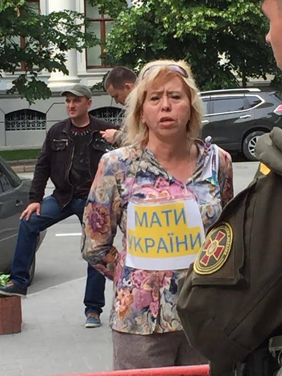 Плакальщиця з "ДНР" знову відпрацьовує кремлівські гроші посеред Києва (ФОТО) - фото 1