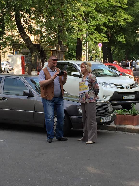 Плакальщиця з "ДНР" знову відпрацьовує кремлівські гроші посеред Києва (ФОТО) - фото 3
