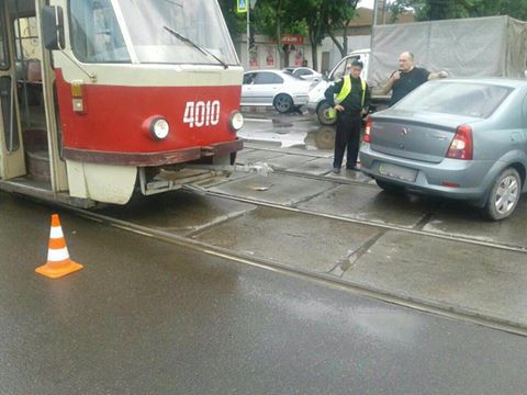 На Плеханівській водій підрізав трамвай - фото 1