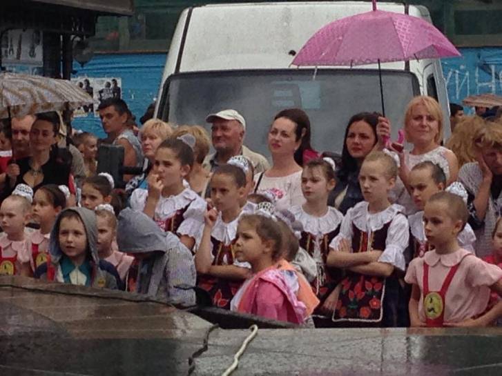 "Па" над парасолями: Як в Ужгороді "добивали" Міжнародний день танцю - фото 1