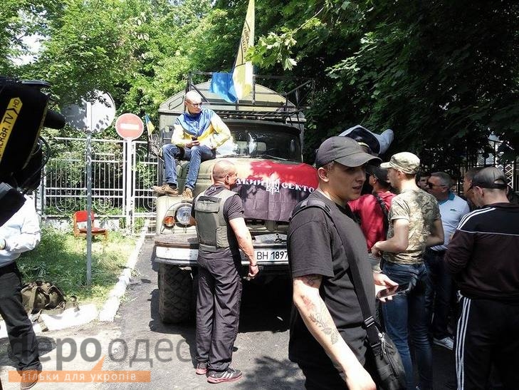 Одеські "правосеки" блокують суд військовою автівкою - фото 7