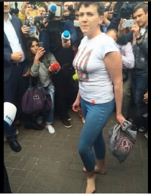 Савченко вийшла з літака до журналістів босоніж (ОНОВЛЕНО) - фото 1